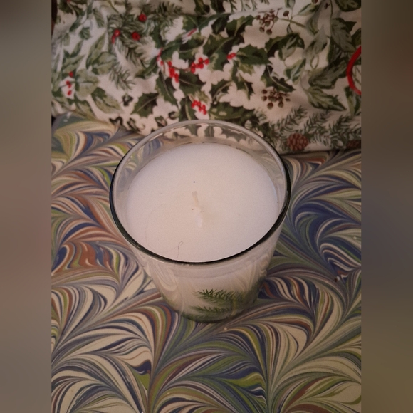 Thymes Frasier Fir Aromatic Candle - White and Green - Picture 4 of 6